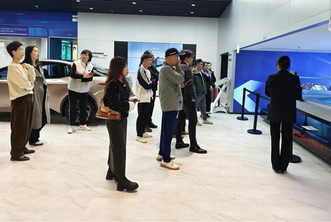下午，交流团参访了比亚迪丰田展厅1.jpg