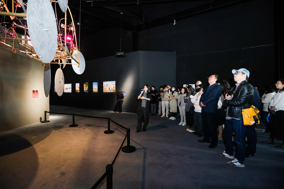 参观展览.jpg
