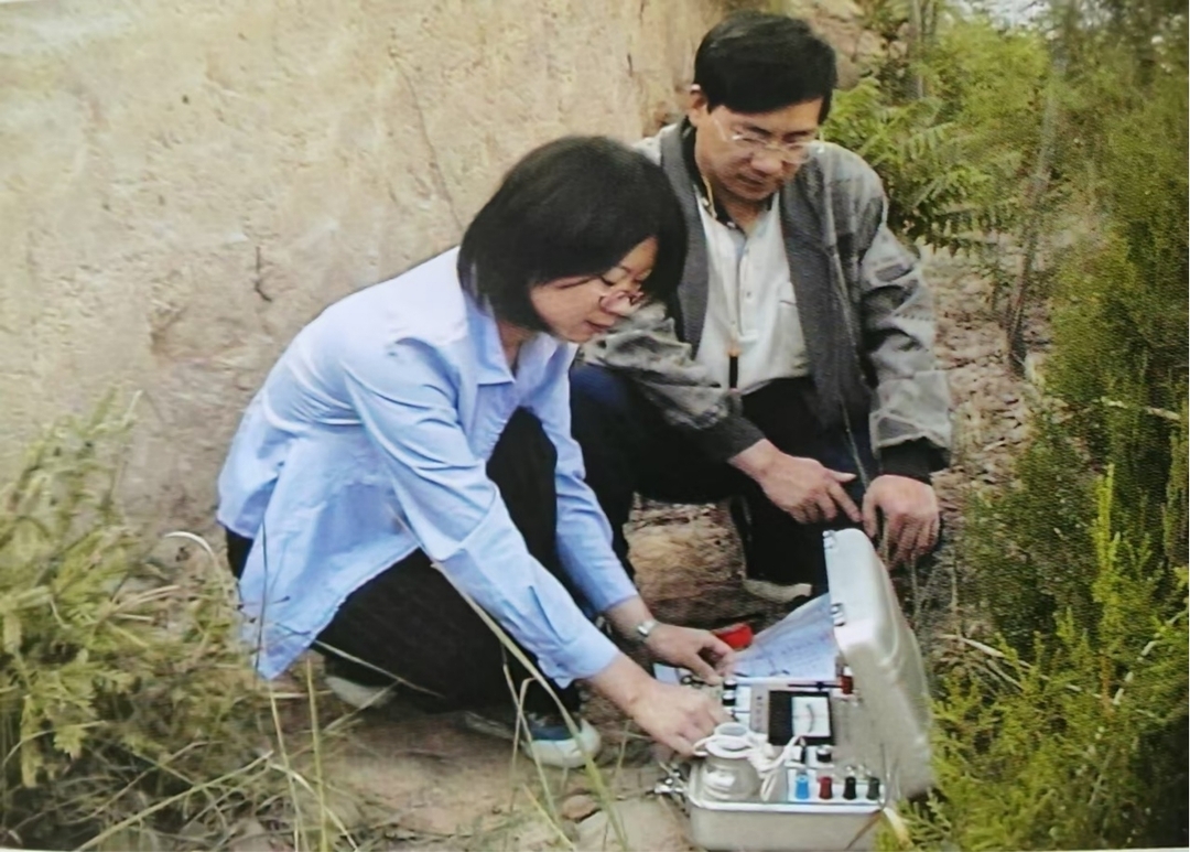 周平（左）在中国西北的荒漠进行调研及生态修复.jpg