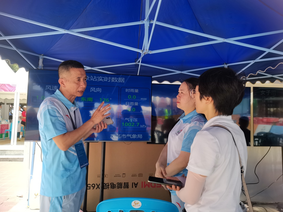 5月8日，十五运首日赛事结束后，竞赛委与茂名市气象部门预报团队沟通9日强对流天气的影响 茂名市气象局供图.jpg