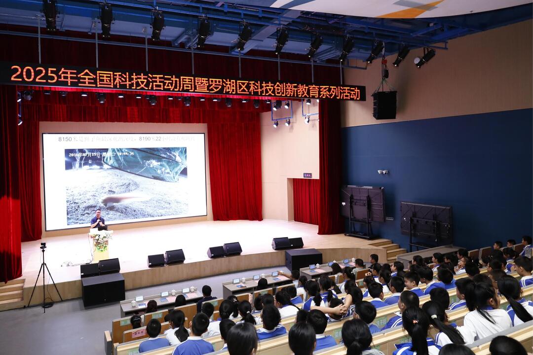 论坛现场.jpg