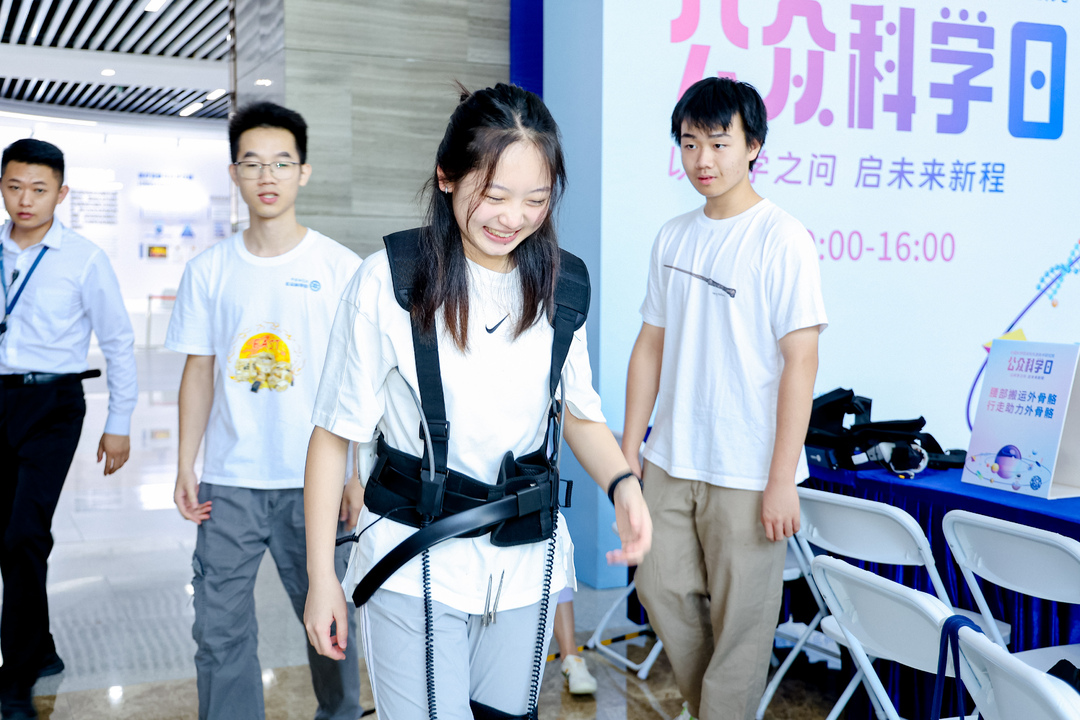 观众在展区现场互动体验02.jpg