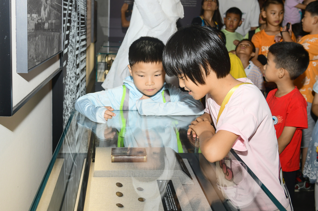4.参观展览.jpg