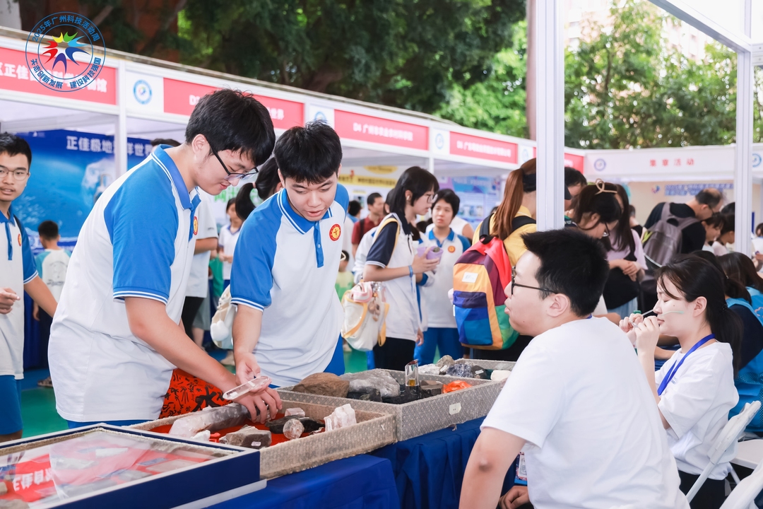 图8.第九届广州科学嘉年华现场.jpg