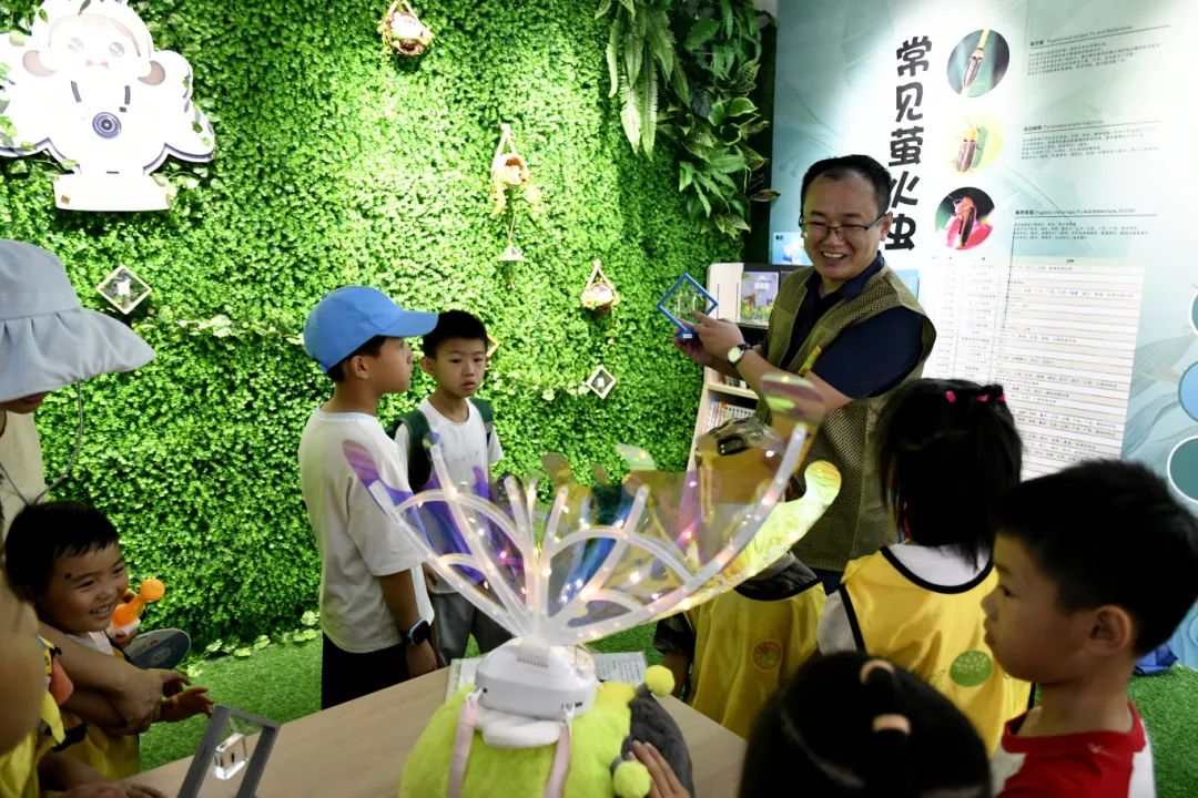 肇庆学院生命科学学院博士刘郁夫为学生和家长讲解萤火虫相关知识.jpg