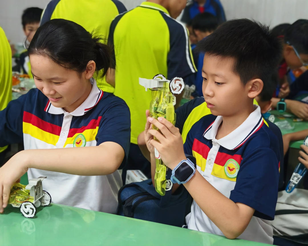 学生制作电动直线车1.jpg